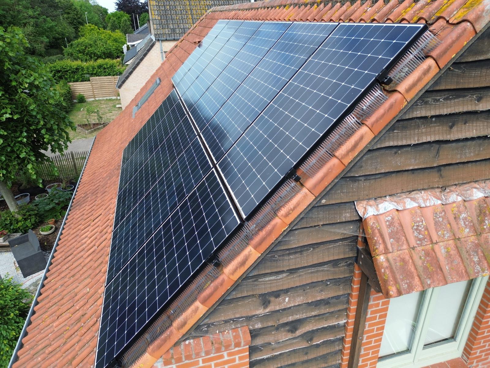 Vogelweringsborstels tussen zonnepanelen en de dakrand