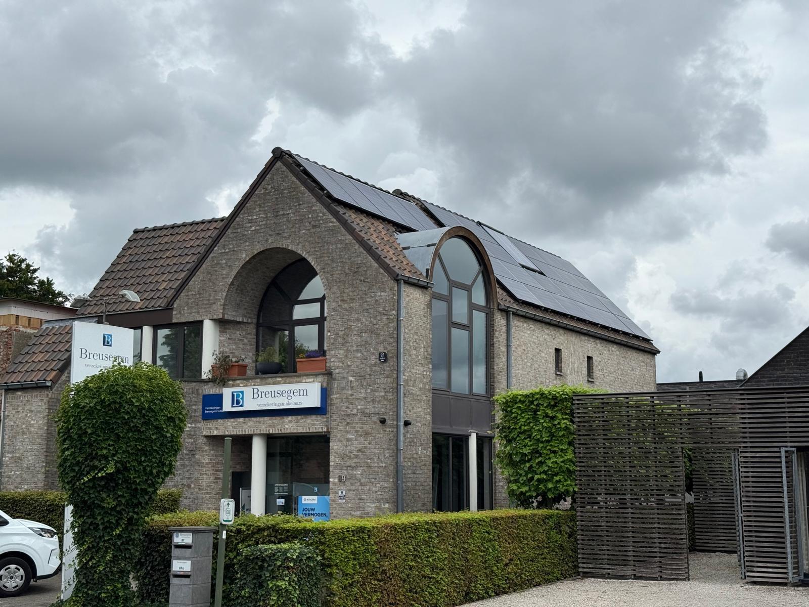 Bedrijfsgebouw met zonnepanelen op het dak