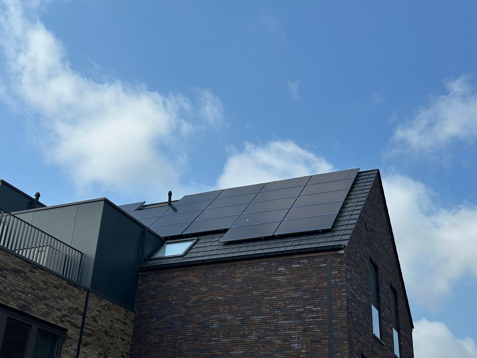Volledig zwarte zonnepanelen op een moderne woning