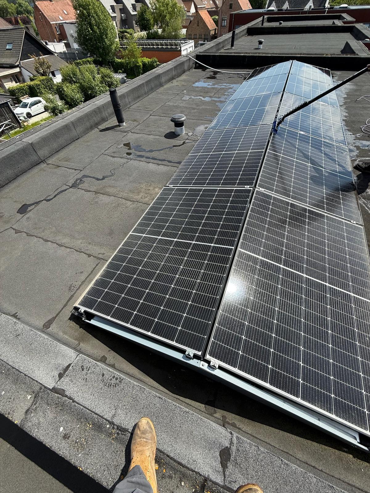 Zonnepanelen in opstelling op een plat dak