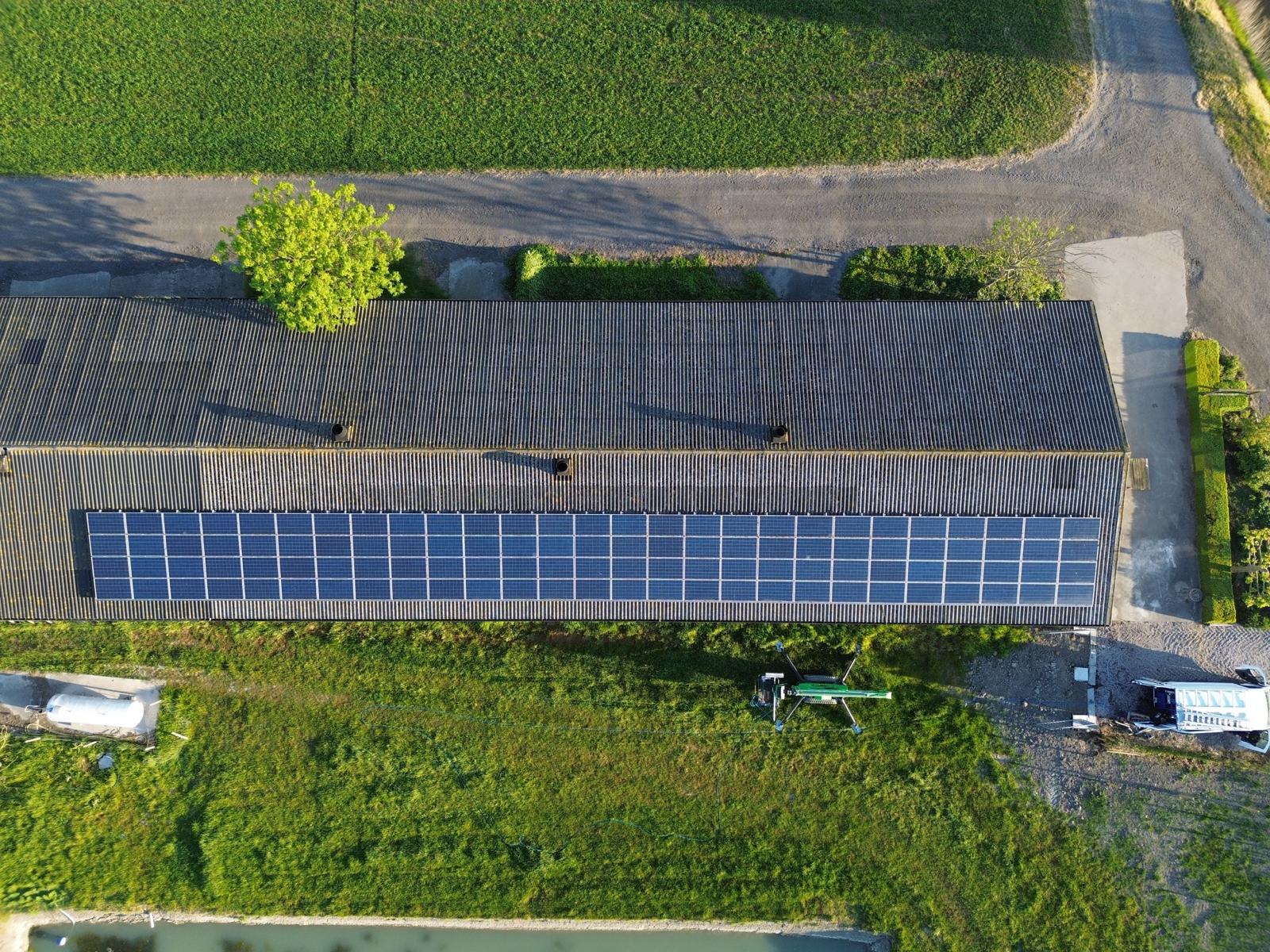 Luchtfoto van een bedrijfsdak met een grote zonnepaneleninstallatie