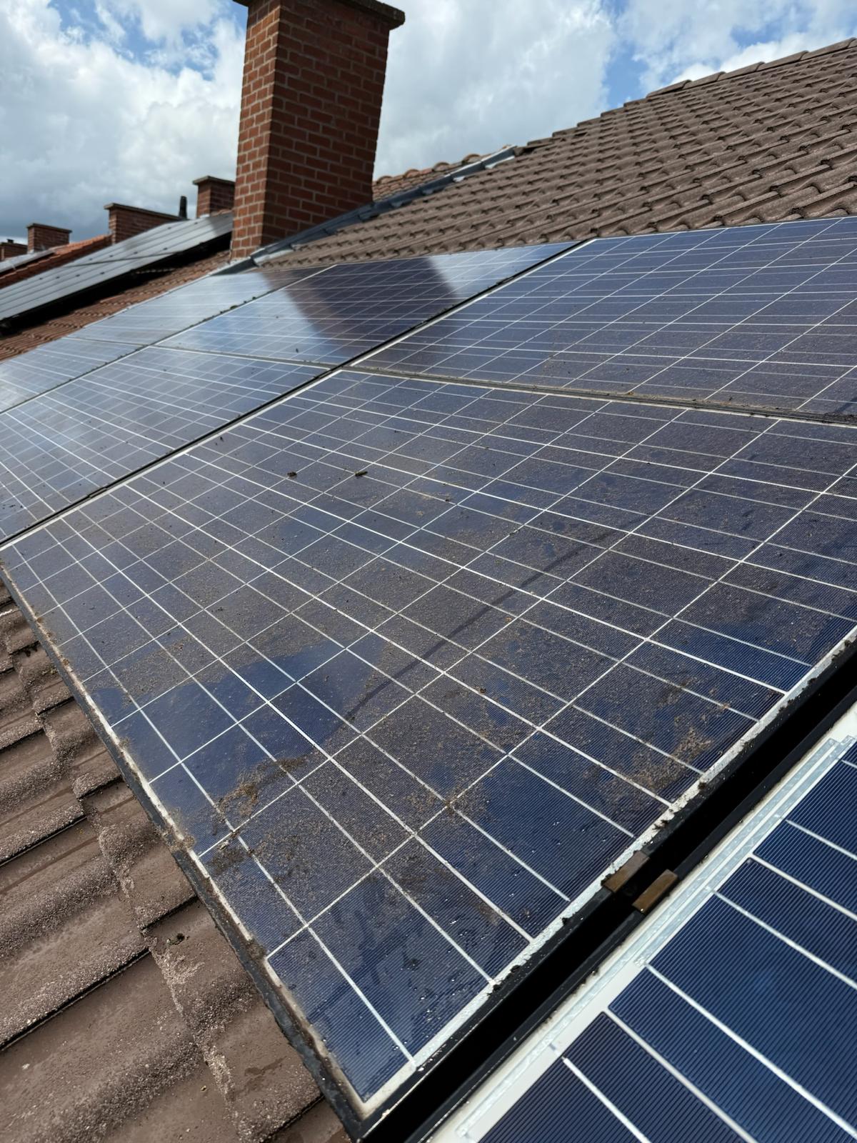 Close-up van sterk vervuilde zonnepanelen