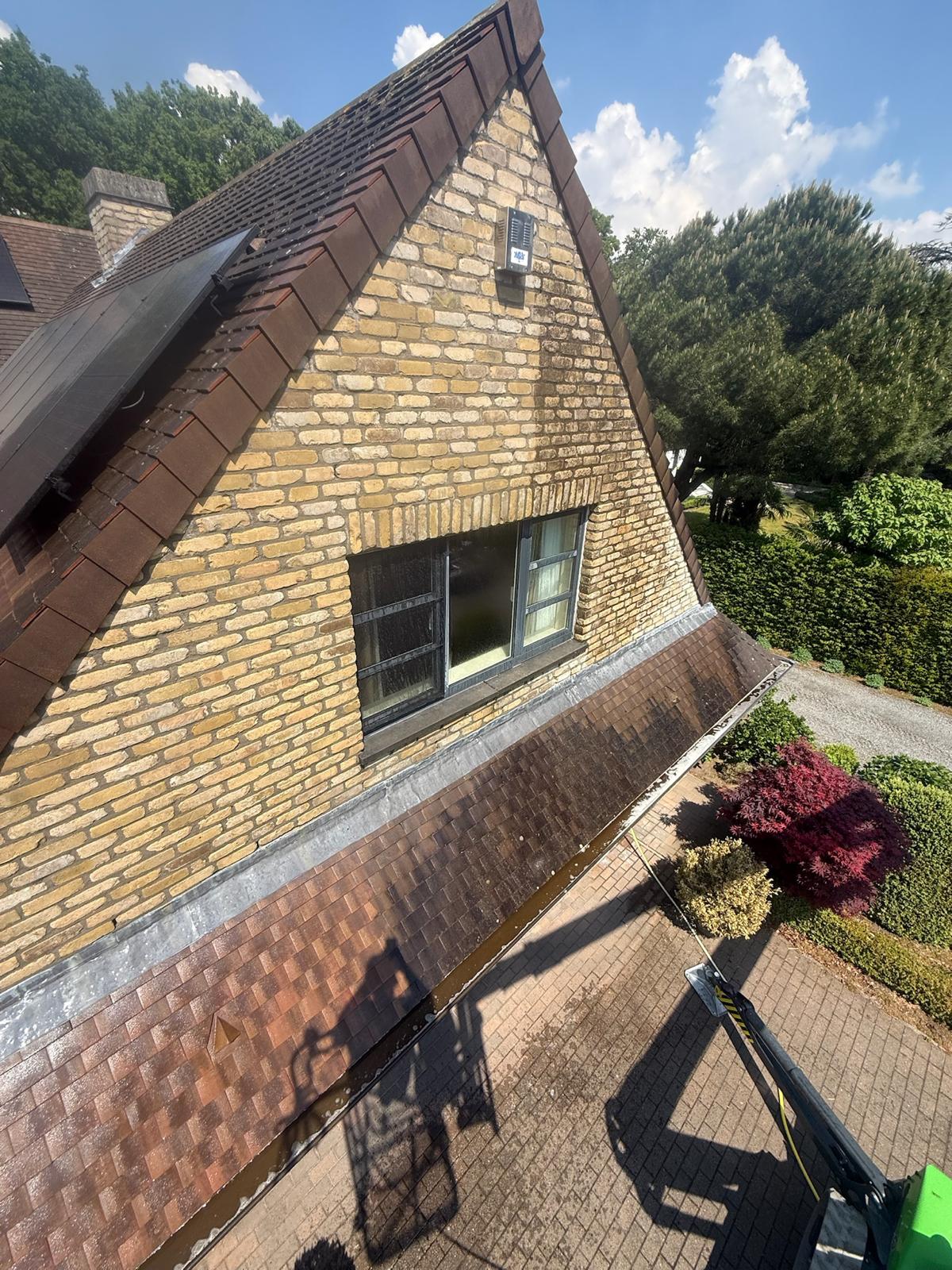 Dak en panelen reinigen vanaf een hoogwerker