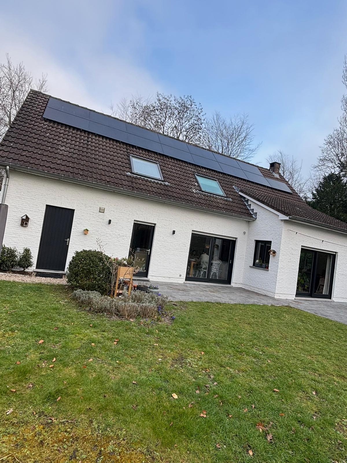Witte vrijstaande woning met zonnepanelen