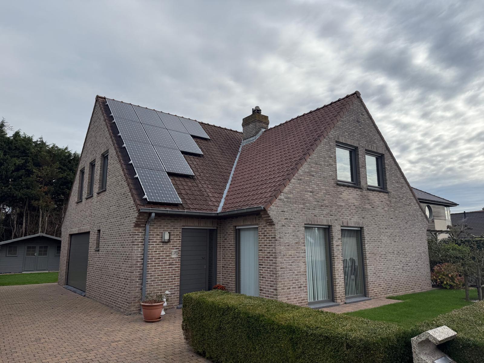 Vrijstaande woning met zonnepanelen op het dak