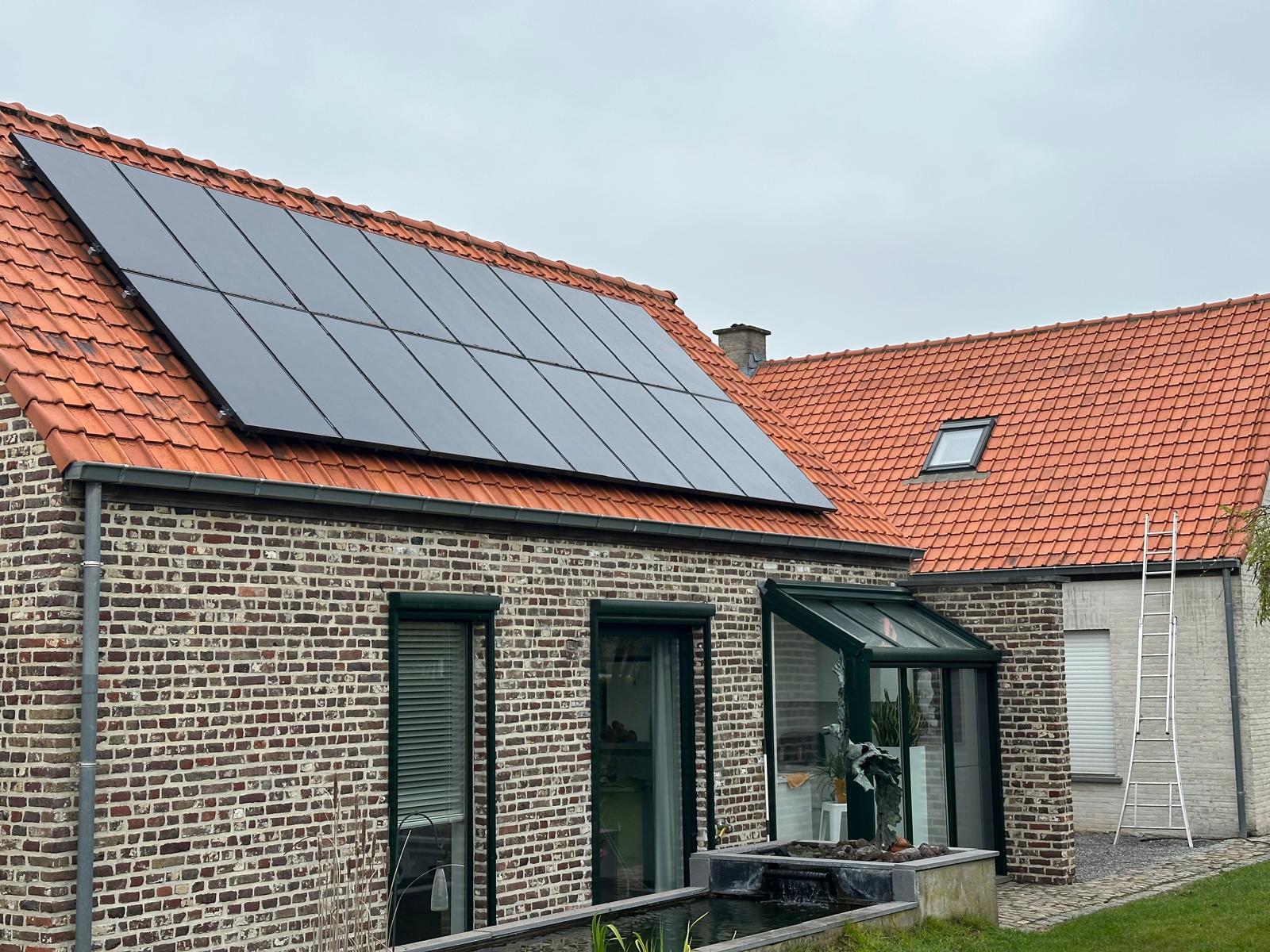 Zonnepanelen op een rood pannendak van een woning